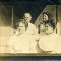 1910 10 Sarah Lida Emma MaggieBarndollar 1(front)